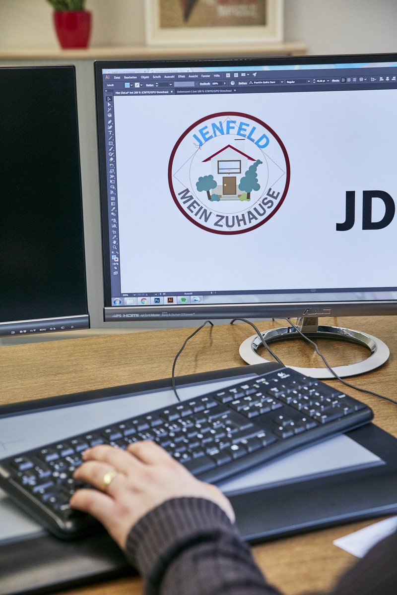 KulturagentenHH's tweet photo. Die Schüler des WPK #ImagekampagneJenfeld der #MaxSchmelingStS Arbeiten an ihren Logos in der Agentur #outframe. Bald kommt der Wettbewerb. https://t.co/tiwDL6m1ru