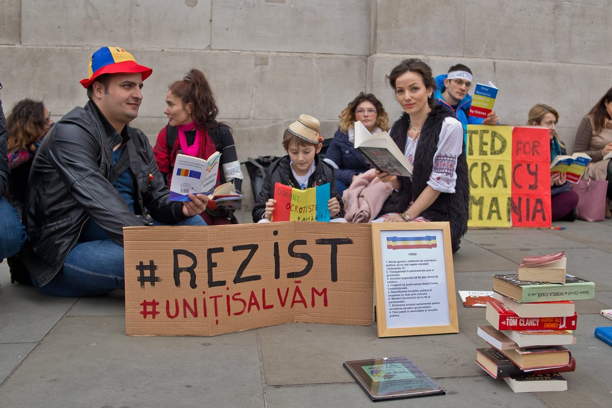 daria_pirvu's tweet photo. #Citesc #Învăţ #Rezist. #Romanianprotests abroad in #London @ Trafalgar Square.
Credit foto: Alex Coman Photography https://t.co/IGRTk5W7MK