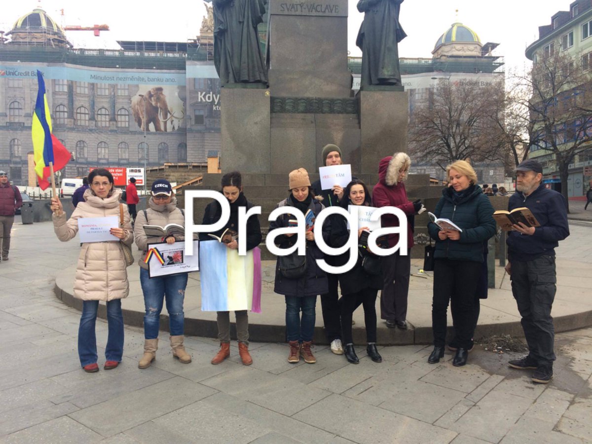 daria_pirvu's tweet photo. #Citesc #Învăţ #Rezist. #Romanianprotests abroad on February 19th, in #Prague #Paris #Berlin #Müchen
Credit foto: Ştirile Europa FM https://t.co/diLjKiXFqy
