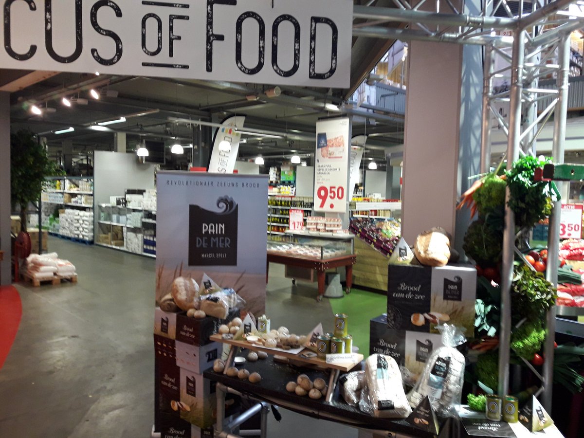 Speltbakkers's tweet photo. Circus of Food @DeKwekerFood Amsterdam, #MeatlessMonday proeverij met @VegaSlager en #paindemer. #lupinebrood van @Speltbakkers https://t.co/k8ZkpUrvIa
