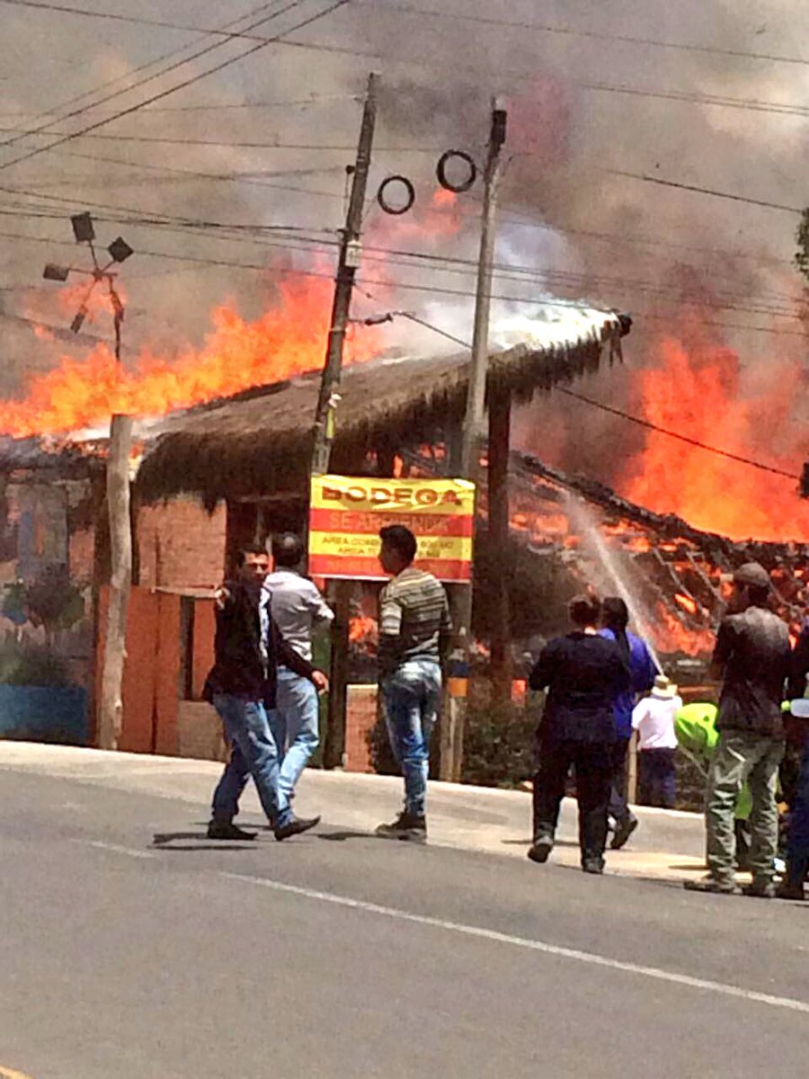teleboyacadigi's tweet photo. 🚨🚨Atención 🚨🚨 incendio 🔥estructural en el Restaurante Tin Marín, sector norte de #Tunja #Boyacá atiende @bomberostunja 
📸 Diana Guaje. https://t.co/pusdo9UH9I