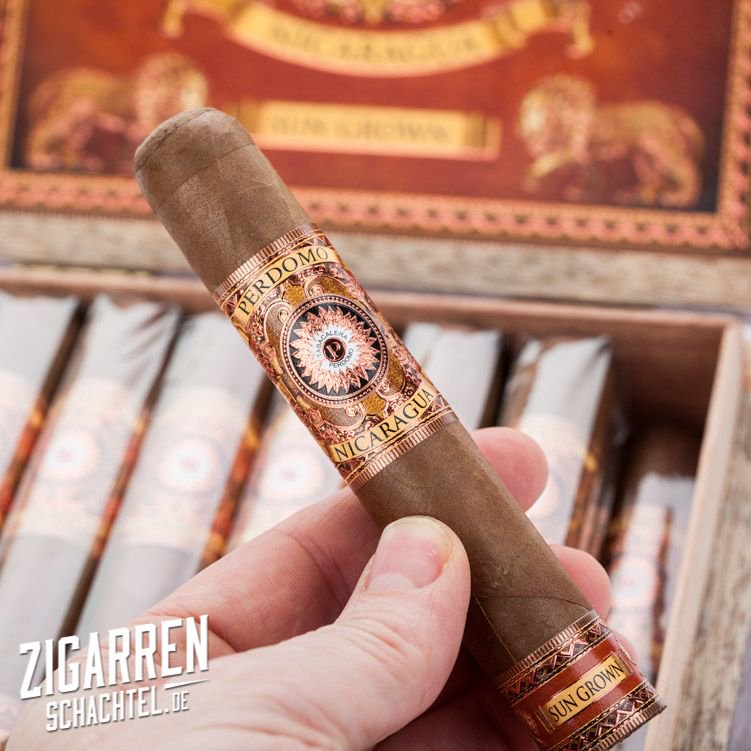 zigarrenschacht's tweet photo. Das Deckblatt der #PerdomoBourbonBarrelAgedSunGrown reifte im Bourbon Whiskey Fass!

#Zigarrenschachtel #Humidormanager #Zigarre #Zigarren https://t.co/4u8scjr69E