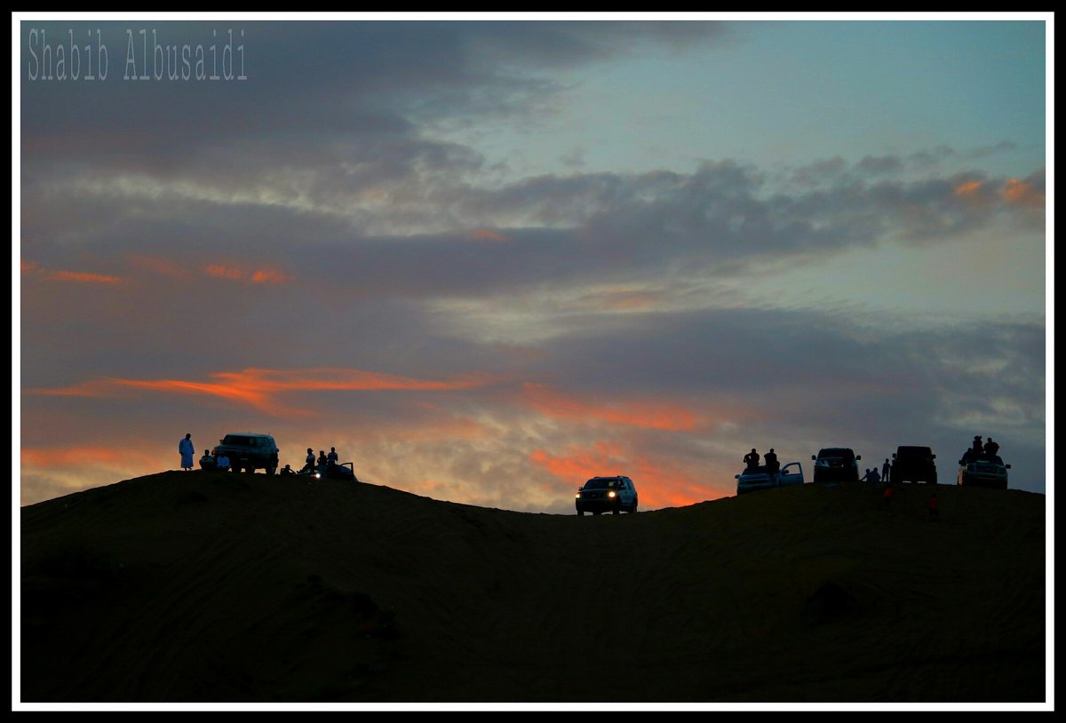 مشهد رائع في #رمال_بوشر عند الغروب يظهر روعة المنظر.
