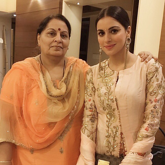 AryaSmilesa tweet picture