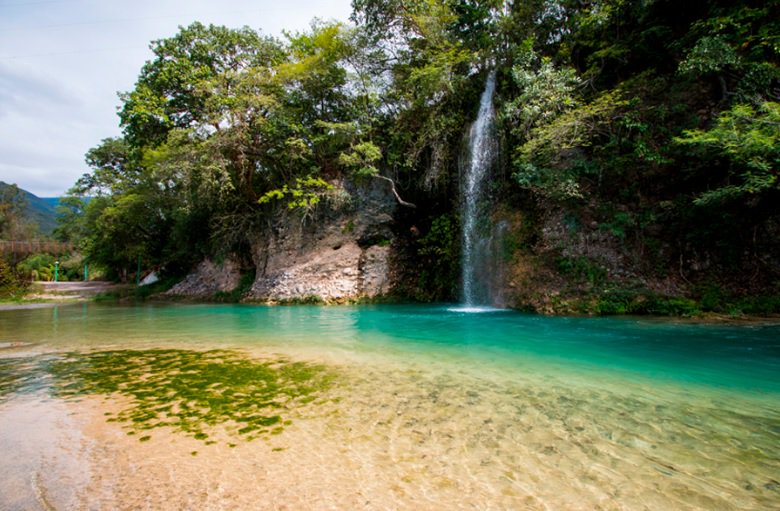 QroTravel's tweet photo. ¡Hoy #ViajemosTodosPorMexico! ¿Nos acompañas a Arroyo Seco donde se encuentra este lugar hermoso? 😍 https://t.co/5jx1kON4s4