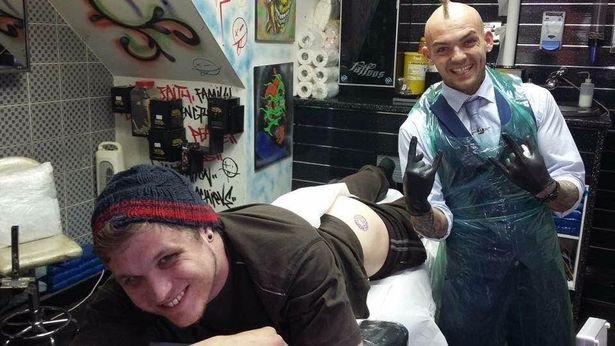 JornalOGlobo's tweet photo. Fanático por futebol perde aposta e tatua Celine Dion no bumbum. https://t.co/yFFBj76CG2 #BlogTattoo https://t.co/f1XUyvVdca