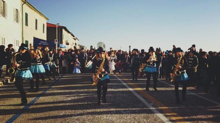 #girlesquestreetband Carnevale lungomare Marina di Pisa! 🎷😘