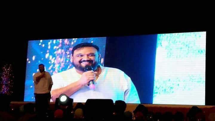 Movbub's tweet photo. You see #Ajithkumar in another intriguing look in #Vivegam says director #Siruthai #Siva 👍 #ajith #thala #Thala57 https://t.co/aHc5nfTeQZ