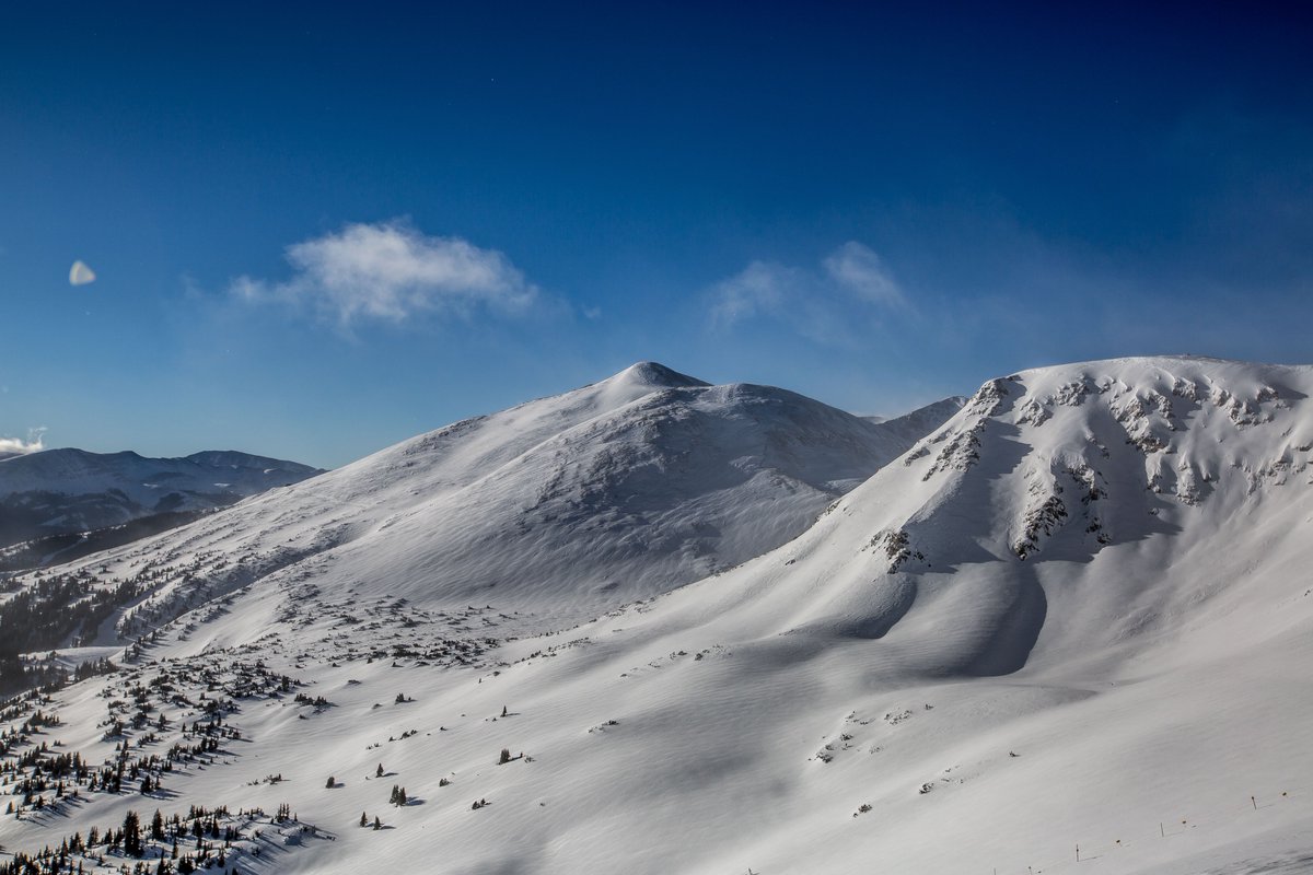 breckenridgemtn's tweet photo. So many lines to choose from! 6 inches in the past 24 hours and blue skies are going to make for a great day. #Breck #BreckSnow https://t.co/UGPpjE6Sl5