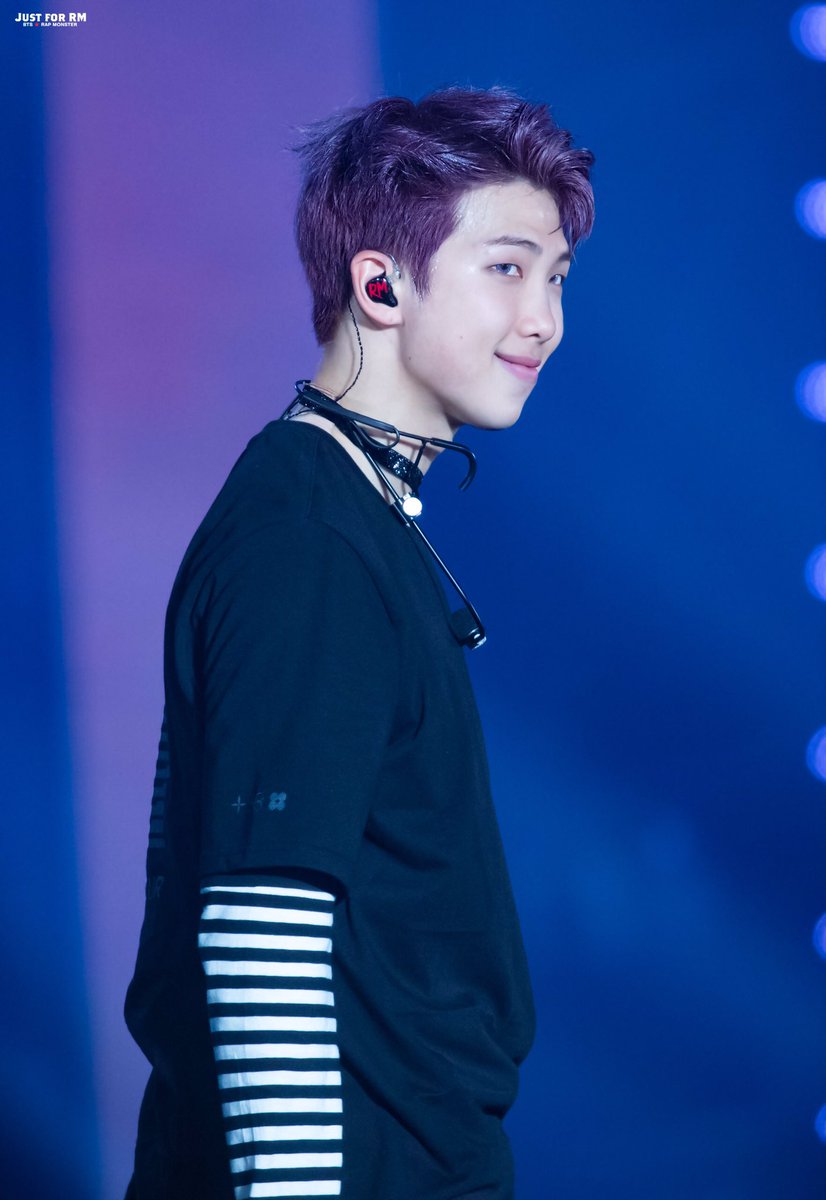 Justfor_RM's tweet photo. 170218 WINGS 콘서트
만나주셔서 고마워요... 정말 행복해💜
#랩몬스터 #랩몬 #RM #남준 
#방탄소년단 @BTS_twt https://t.co/V4Zz4OuM4t