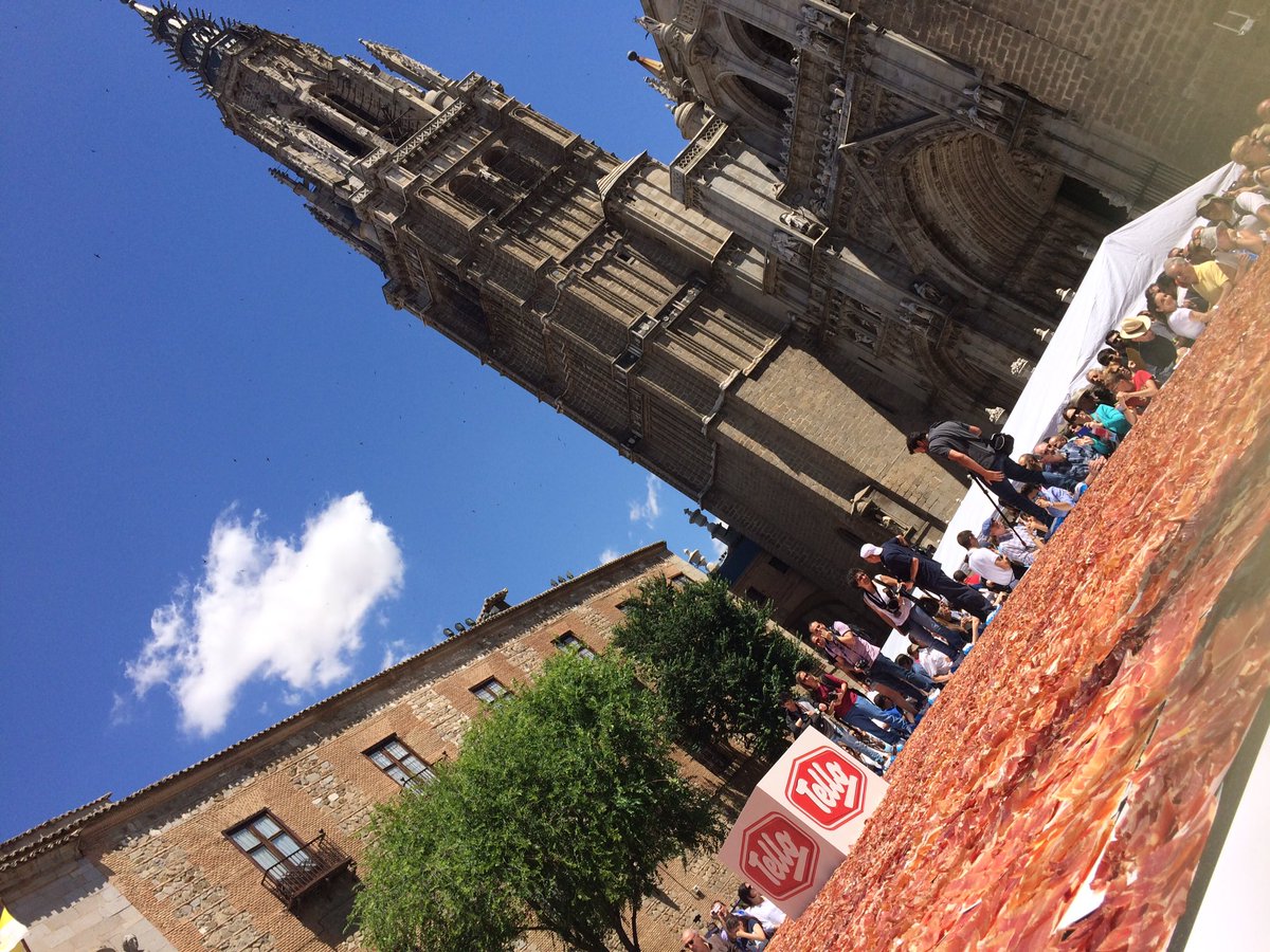 ToledoCEG2016's tweet photo. Toledo ha recibido ya el certificado del record Guinness por el plato de jamón más grande del mundo! Estamos de enhorabuena!!! https://t.co/7Xfenctynf