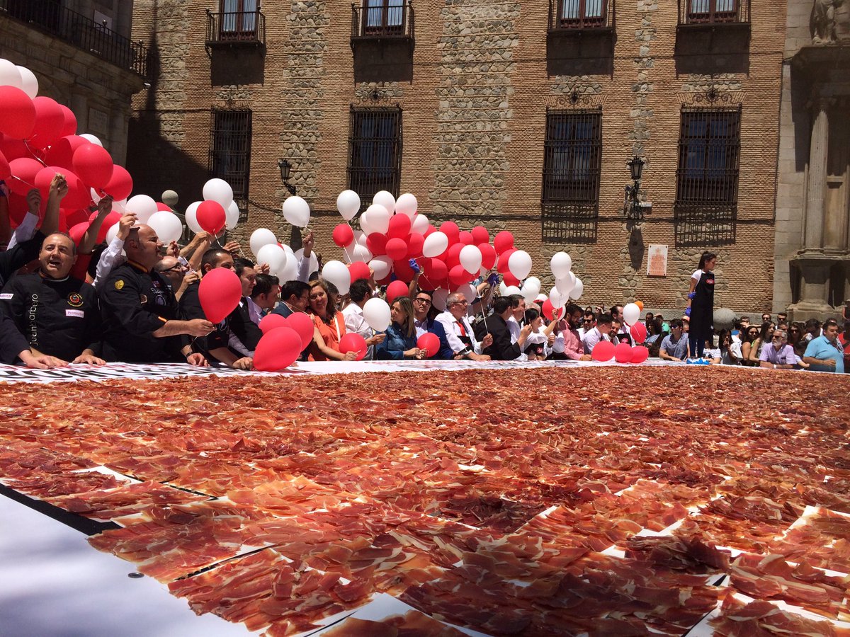 ToledoCEG2016's tweet photo. Toledo ha recibido ya el certificado del record Guinness por el plato de jamón más grande del mundo! Estamos de enhorabuena!!! https://t.co/7Xfenctynf