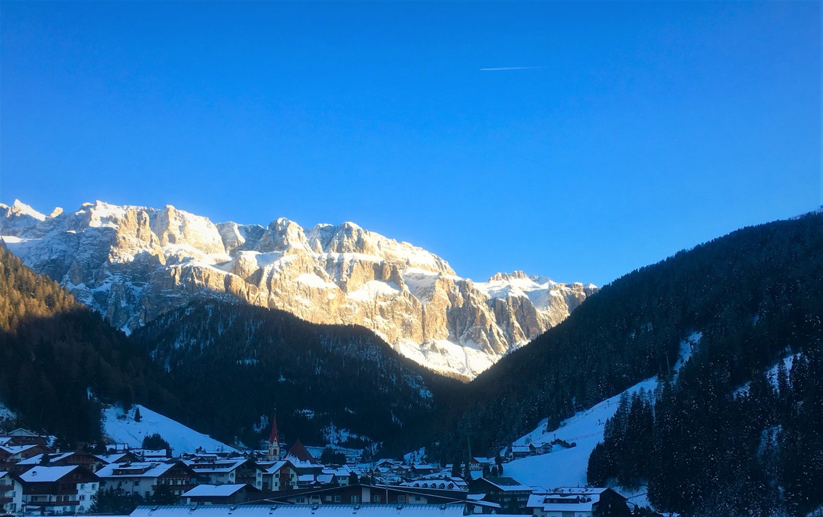 SkiTotal's tweet photo. That sky though...#bluebird #Selva #ISmellSpring https://t.co/Jrh6yBhYVF