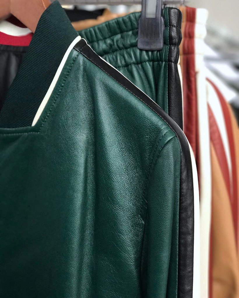 Spotted on the set: <a href="/bally/">b</a>. Kdyz kuze neni jen cerna a muze byt i velmi pohodlna! #easywea… ift.tt/2ldCIZt