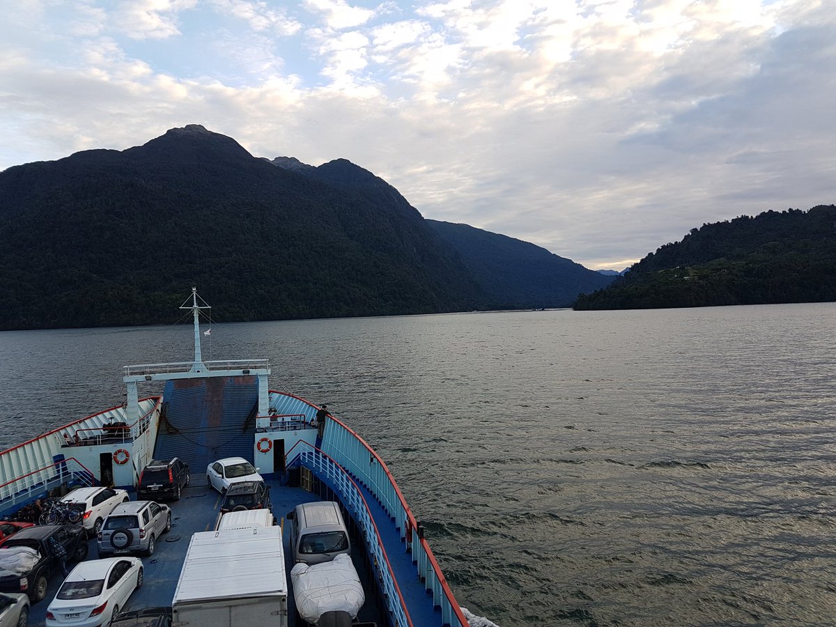Suramericapunta's tweet photo. 2o Ferry, más pequeño y mas corto recorrido hasta Caleta Gonzalo. Atardeciendo... anocheciendo. https://t.co/qwmcBbDGnJ
