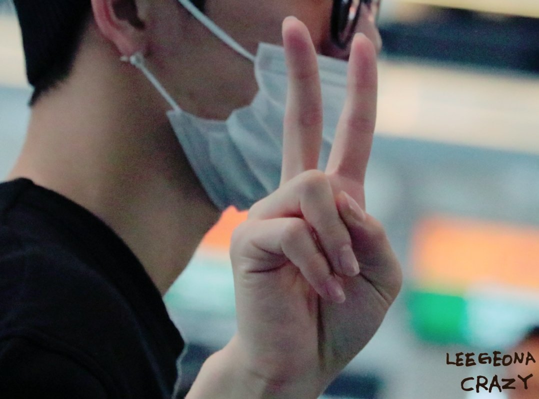 _leegeonacrazy_'s tweet photo. ☆170220☆
매드타운 하네다공항 출국✈
경탁오빠의 손가락 너무너무너무  좋아😍😍
#이건 #LEEGEON #매드타운 #MADTOWN 
~@MADTOWN_GNI ~ https://t.co/JnGrNlSDCZ
