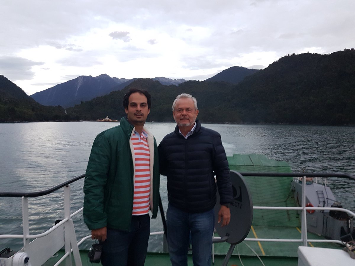 Suramericapunta's tweet photo. 2o Ferry, más pequeño y mas corto recorrido hasta Caleta Gonzalo. Atardeciendo... anocheciendo. https://t.co/qwmcBbDGnJ