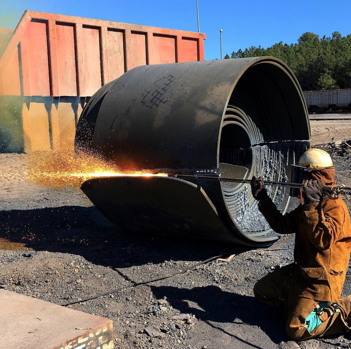 FlameTech_Inc's tweet image. One of our American made 8600 torches ripping thru this coil like butter #flametech #oxyfuelcutting #steelmills #scrapyards #americansteel