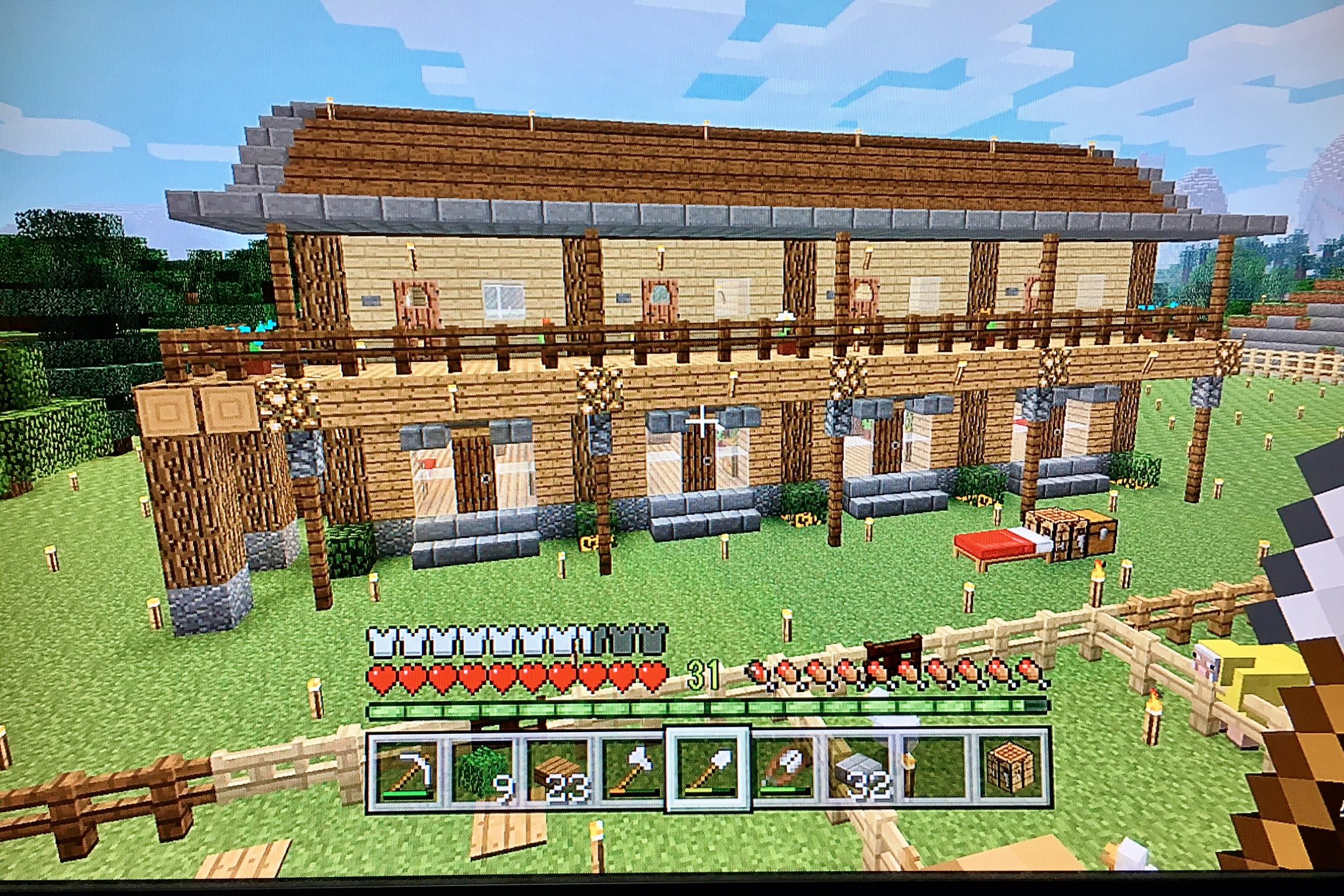 Twitter 上的 ちびぃ 二階建てアパートの外回りに少し手を加えました 1枚目 Before 2枚目 After 周囲を 磨かれた花崗岩とジャングルの葉で囲い 左右に入口を設けました その内側を砂利で敷き詰めました 光源は遠目にはわからないよう 砂利色に近い薄