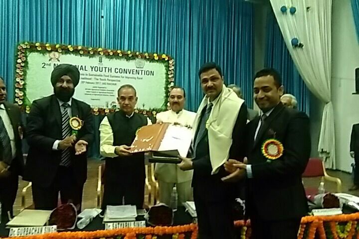 arvindpadhee's tweet image. The AIASA award tht I recvd today carried a cash prize of Rs 50,000. I donated back the entire amount to d organisation for farmers welfare.