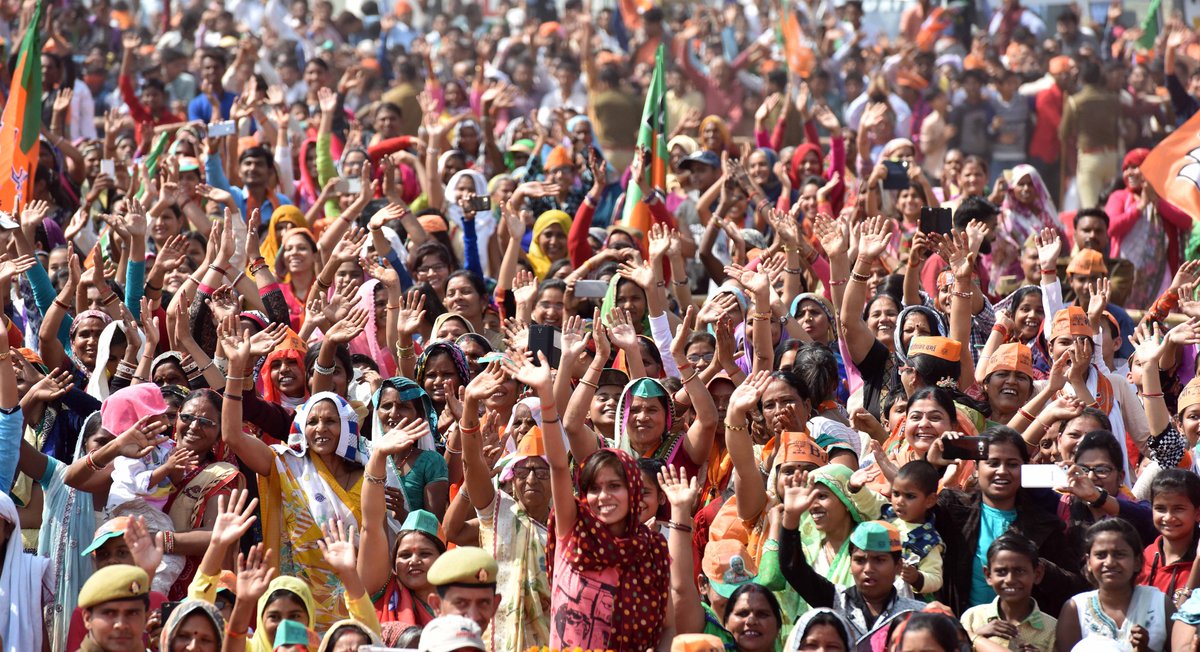 उरई की विशाल जनसभा की कुछ तस्वीरें...भाजपा सरकार ही बुंदेलखंड का भाग्य बदल सकती है। nm-4.com/h89z