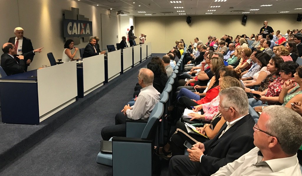 funcef_oficial's tweet photo. #PDVE | Presidente da Fundação, Carlos Vieira, participa de encontro com empregados #Caixa para tirar dúvidas sobre a aposentadoria #FUNCEF. https://t.co/rUokLU89Xg