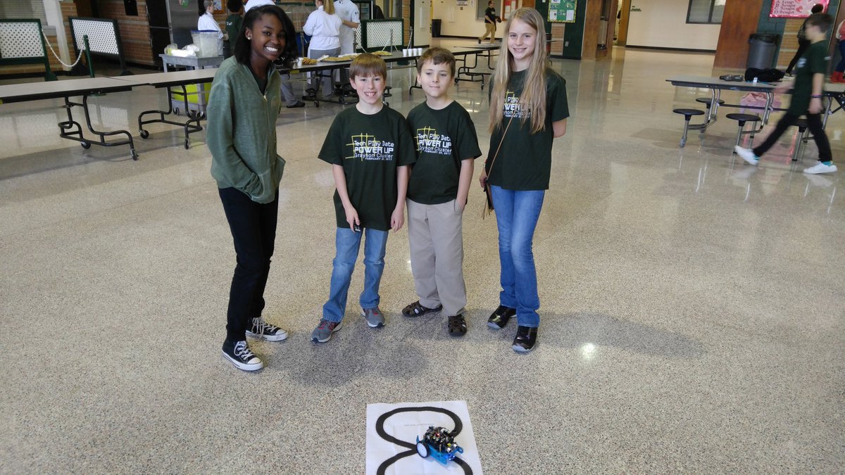 GraysonPlayDate's tweet photo. @StarlingES1 students showing us the awesome things the mBot can do!  @GwinnettSchools https://t.co/7lpXqI3OUT