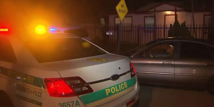 Robbers posing as police raid home, tie up family members, police say bit.ly/2kZA8nc https://t.co/DgsYozHxhq