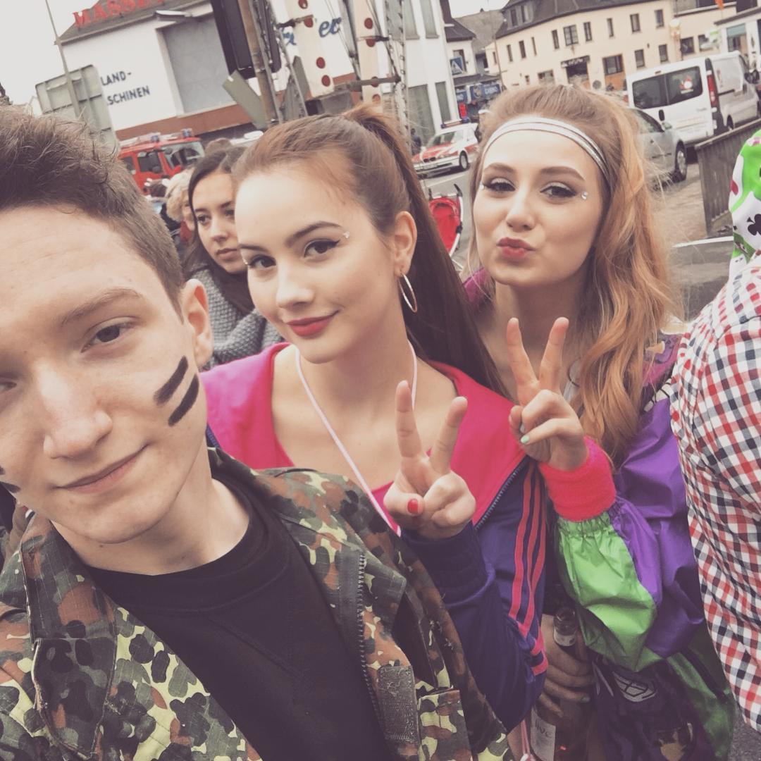 Bald wieder Karneval Moischen, dieses Jahr gehe ich nicht als Vietkong, sondern als <a href="/_MiguelPablo_/">Miguel Pablo • MP</a> 
PS: habe beide aufeinmal gefickt