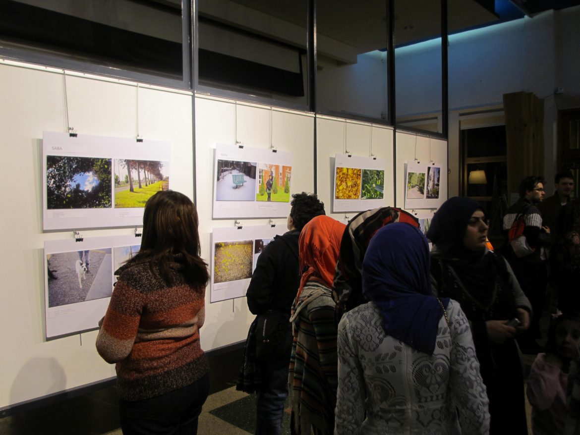 Mynamescm_'s tweet photo. Des jeunes #réfugiés syriens ont photographié leurs premiers pas à #Montréal. #intégration @bewaremag @singaquebec https://t.co/Hdhpp5mk7H https://t.co/yTLPNNIxPD
