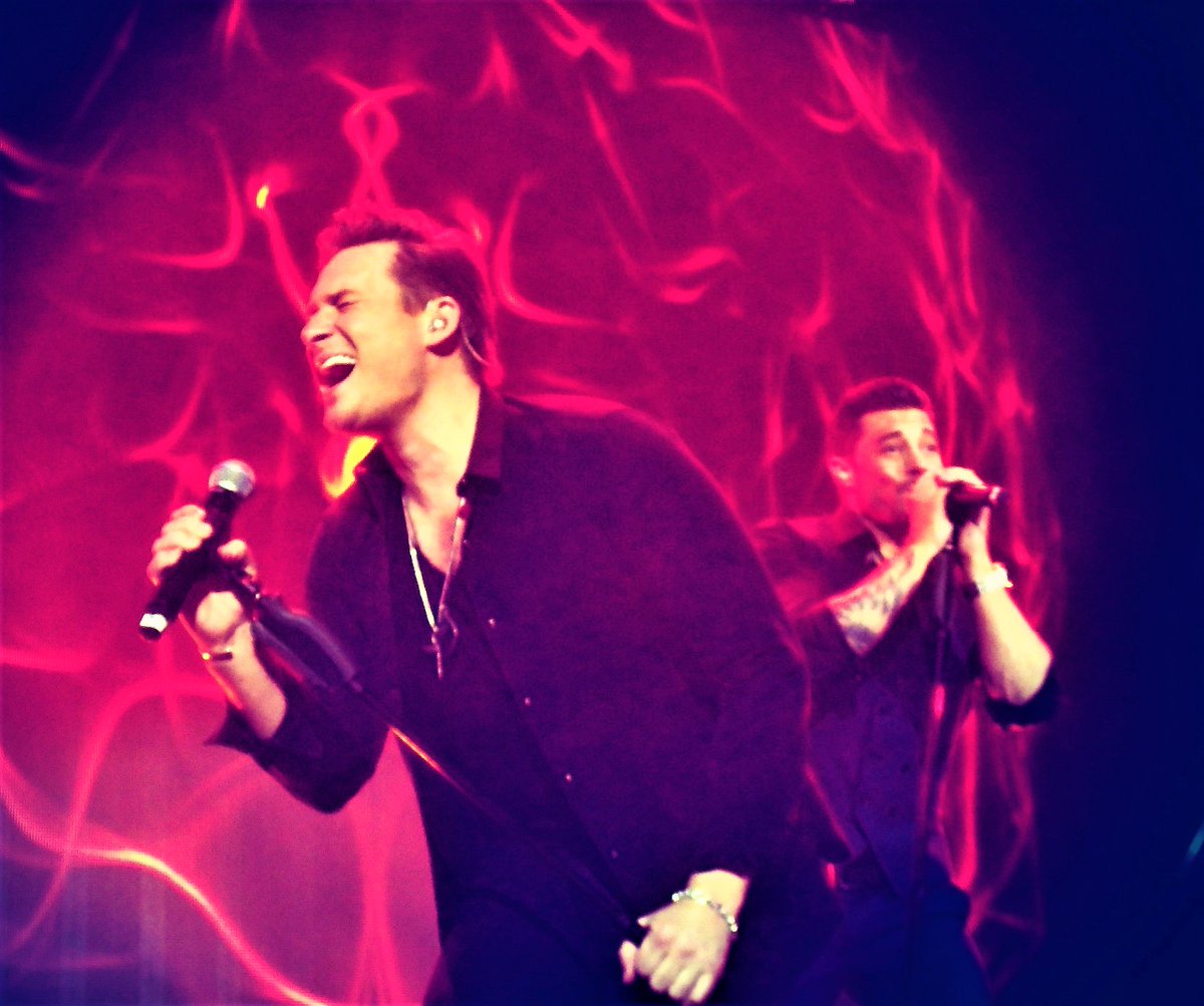 Simukazz's tweet photo. @officialblue Best concert.(@ZalgirioArena ) https://t.co/yLyyUeMhgG