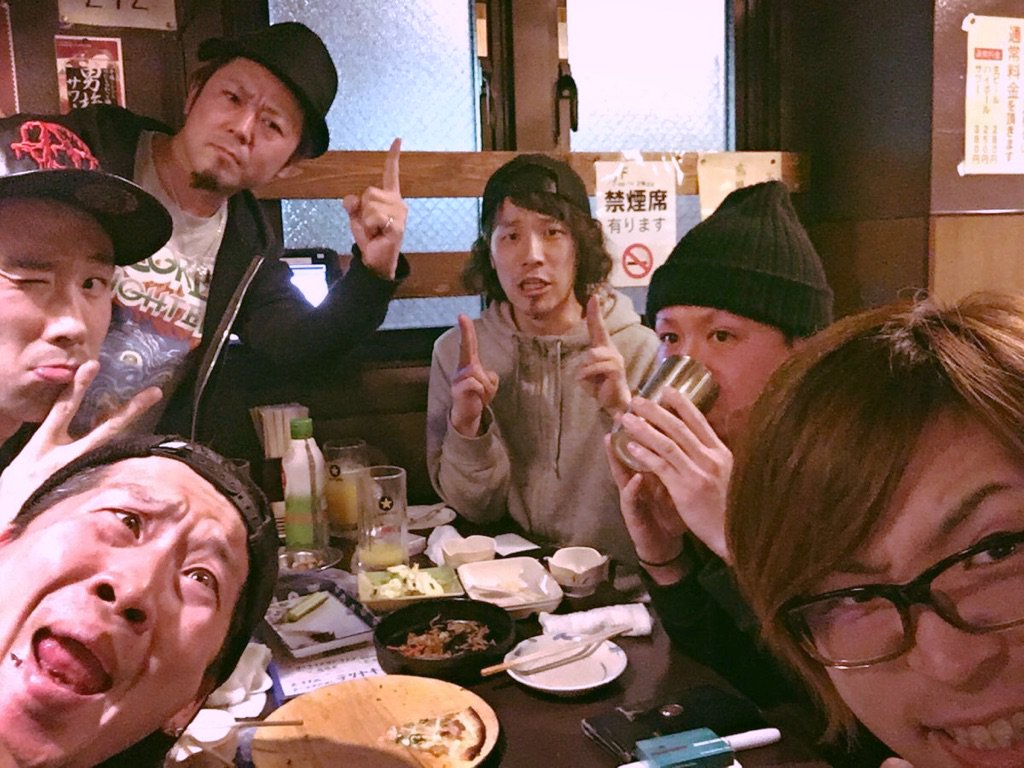 drums_wani's tweet photo. いやぁ〜久々にクッソ笑った🤣
やっぱこのゆるドラ飲み会好き過ぎるわ❤️✨
日頃溜まった鬱憤やストレスが全部飛んでった🕊
また明日から頑張れるわ👍
#トラパ #winnie #スカルヘッズ #ALL_OFF #But_by_Fall #ダイちゃん #シルエット https://t.co/oOQ80yAM7t