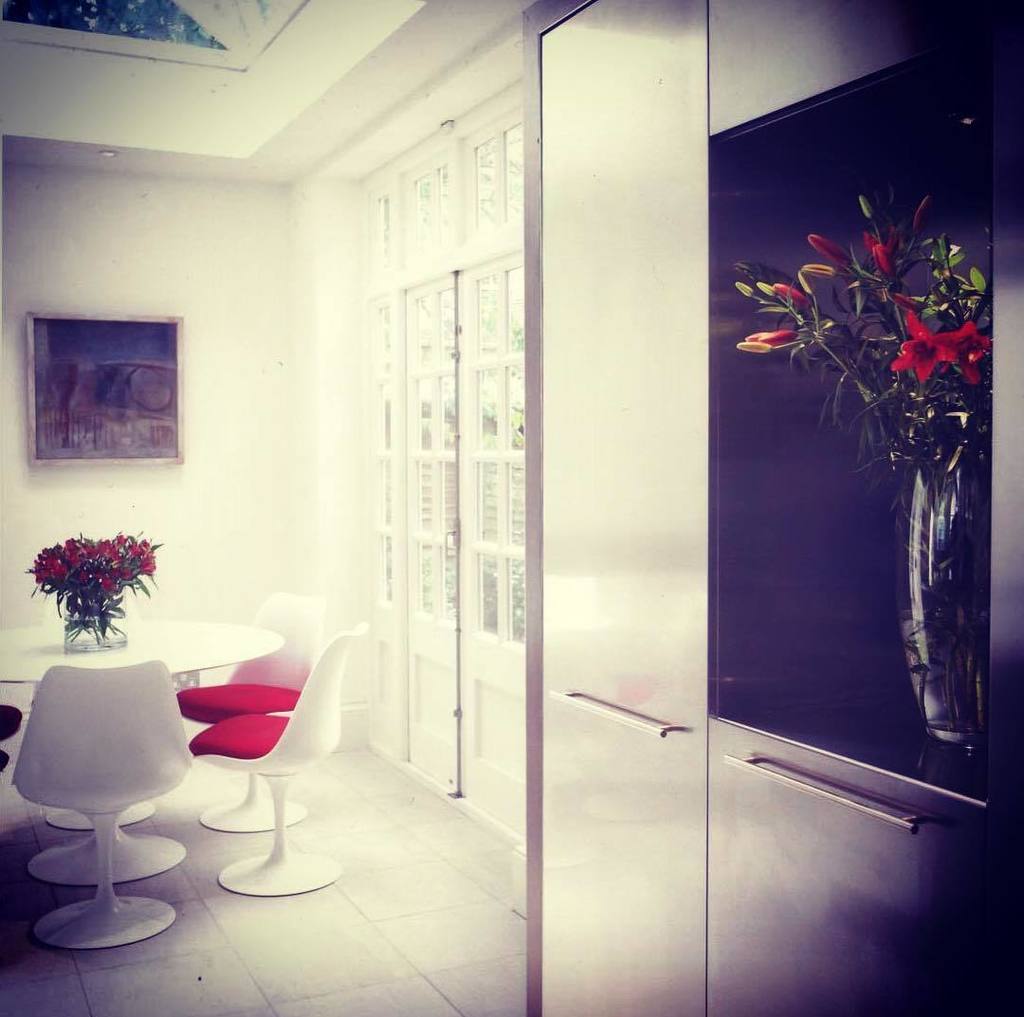 jevansinteriors's tweet photo. #eerosaarinen #tulipchair #saarinentable #modernist #modern #chair #designclassic #kitchen… https://t.co/hTe4IKztlS https://t.co/meHz5a7KOn