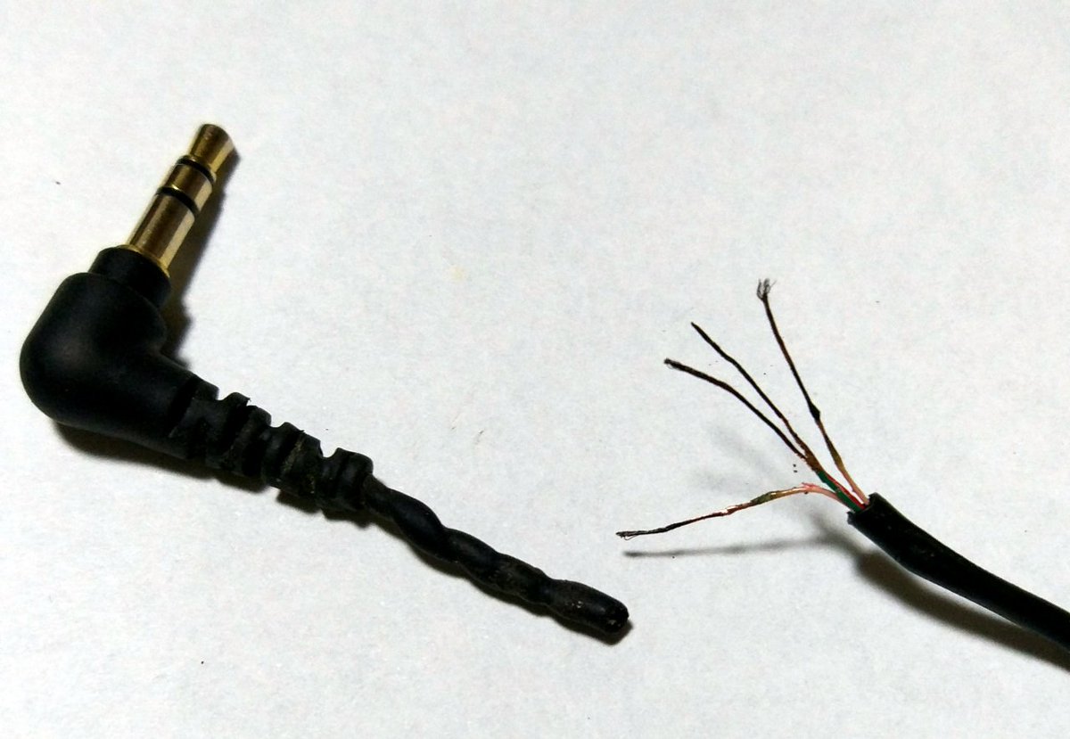 校倉 イヤホン断線修理です 1 購入したリケーブル用のミニプラグと銀入りハンダ 2 ダメになったミニプラグ近辺を切断して開いてケーブル火炙り 3 ハンダ付け Rは赤で長い端子に接合 4 完 頑丈そうな見かけになりました 首元はまた 断線してもリペアは簡単