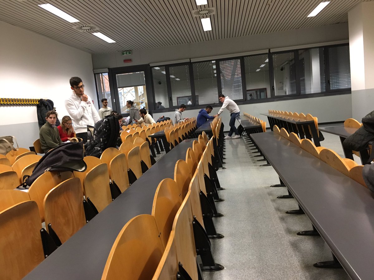 fmed__'s tweet photo. Cazzomene dell'esame 
Faccio solo la triennale
Con mio padre preso male
Per pagare la penale 
#polimi #fuoricorso https://t.co/OrClDYPFOQ