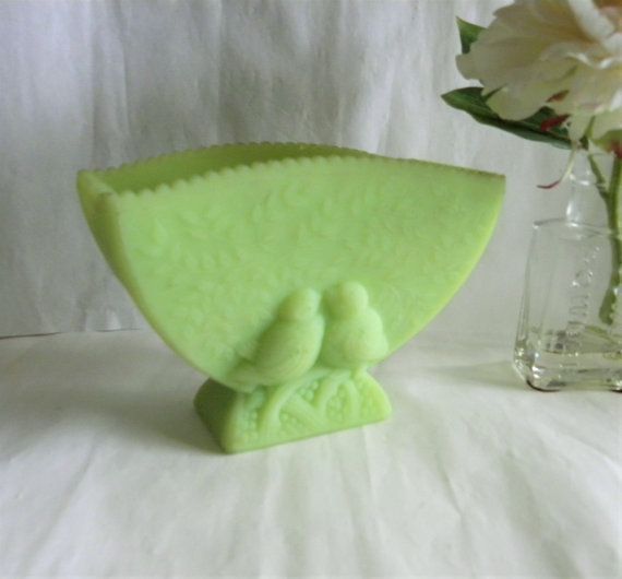 fieldsofvintage's tweet photo. #Fenton #Jade #GreenPlanter #LoveBirds #Jadeite https://t.co/WqceNJlK7t #Etsy #vintagedecor #vintagehome #esates #planter https://t.co/1BYzSaWSvm