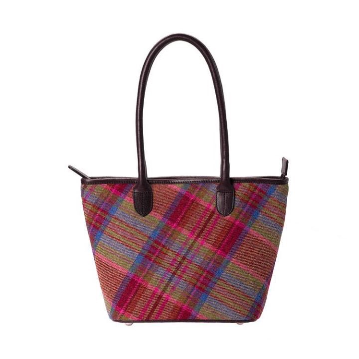 Leather_Guild's tweet photo. @Home_And_Gift Gorgeous #IslayTweed on show at Stand C32 #HomeandGift #LeatherGuild #DesignedInScotland 😍❤️ https://t.co/MTwCj0CD4S