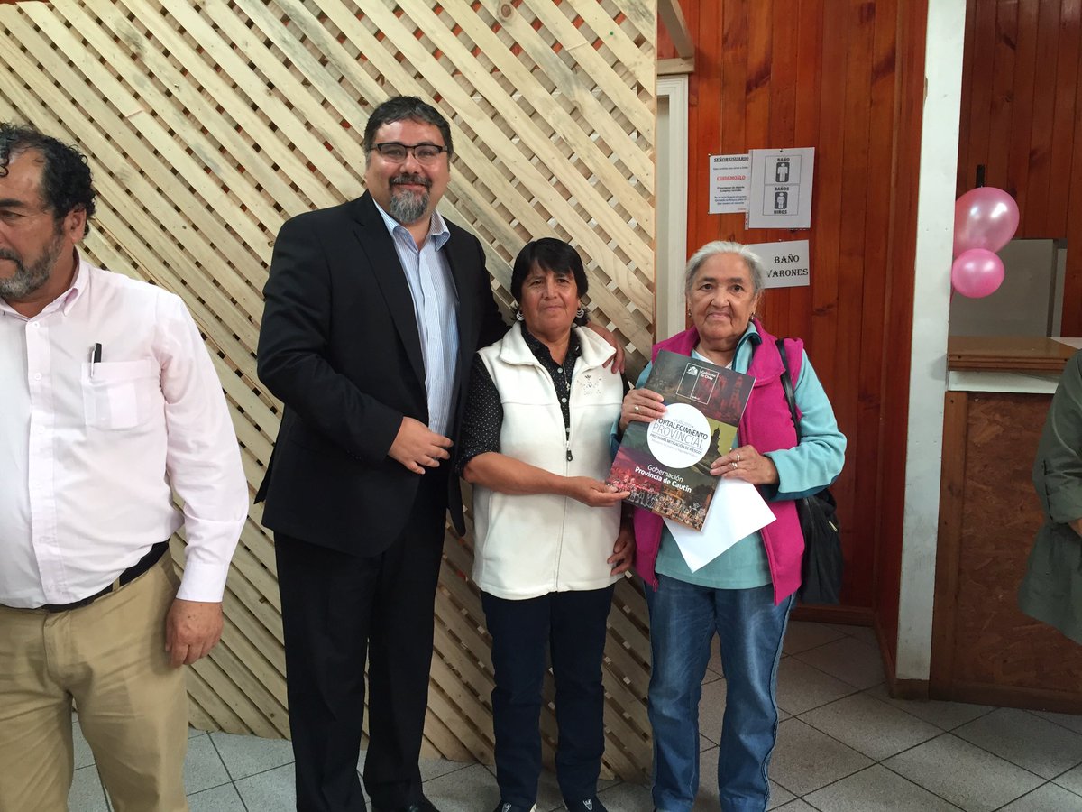 gobercautin's tweet photo. Entrega del Fondo Social Presidente de la República y capacitación para la postulación de organizaciones. #Carahue #FSPR @gobercautin https://t.co/lrYCAorQmV