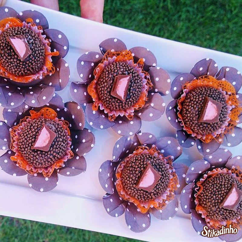 Stikadinho's tweet photo. Como nós queriamos estar agora? Exatamente como a @patricia.m.freitas, no jardim, se deliciando com brigadeiro de Stikadinho! 😋 https://t.co/kf9N1DD29p