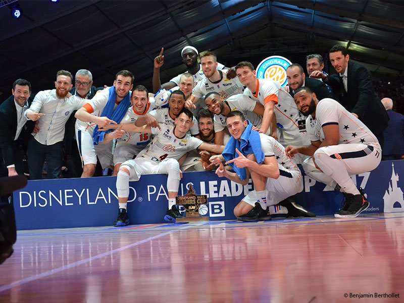 Les joueurs de la <a href="/choraleroanne/">Chorale Roanne Basket</a> vainqueurs hier de la #LeadersCup2017 ! Bravo, les Roannais sont fiers de vous ! #ChoraleNation #roanne