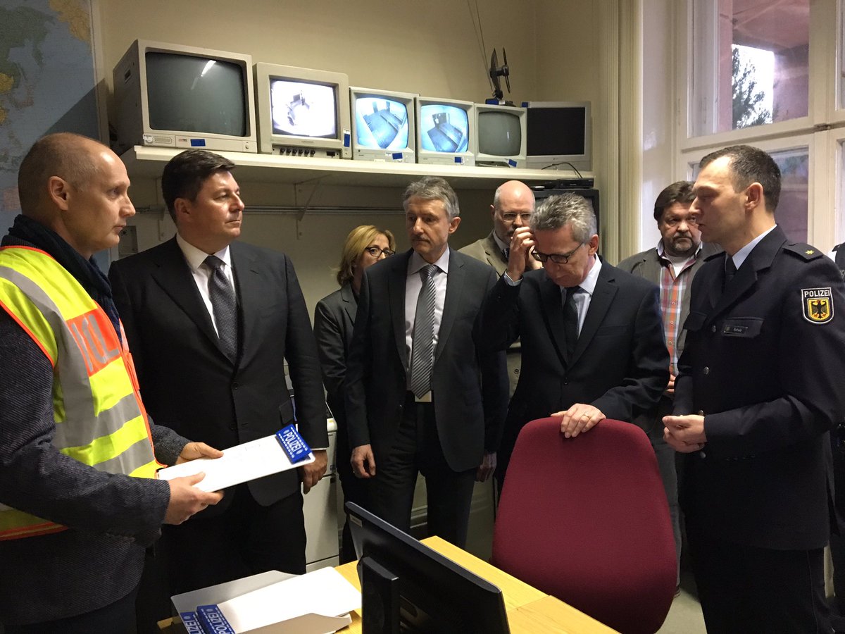 MartinPallgen's tweet photo. #SenInn Geisel mit @BMI_Bund deMaizière in Schönefeld zum Thema #Abschiebung. https://t.co/F2Mczlmo7A