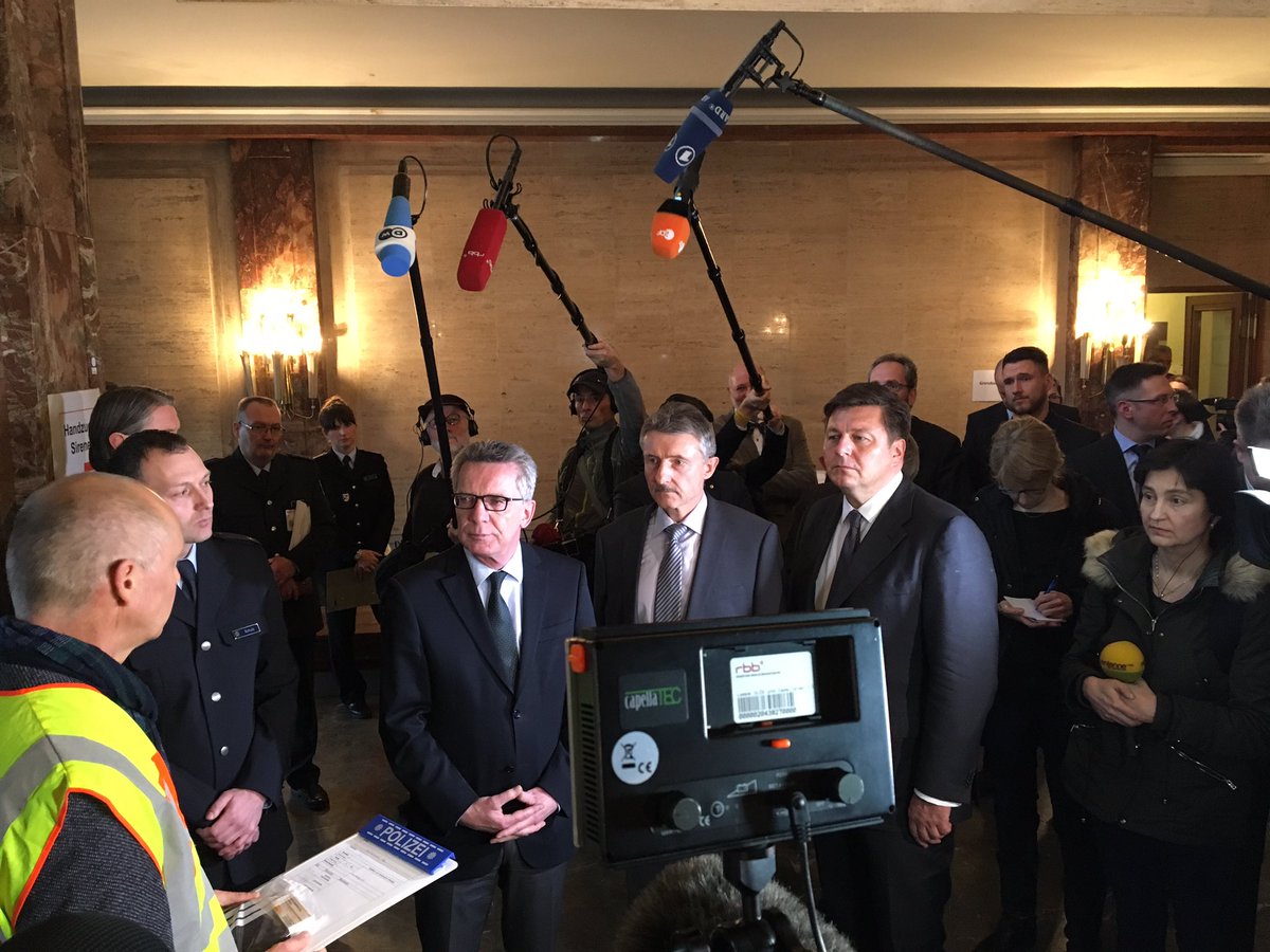 MartinPallgen's tweet photo. #SenInn Geisel mit @BMI_Bund deMaizière in Schönefeld zum Thema #Abschiebung. https://t.co/F2Mczlmo7A