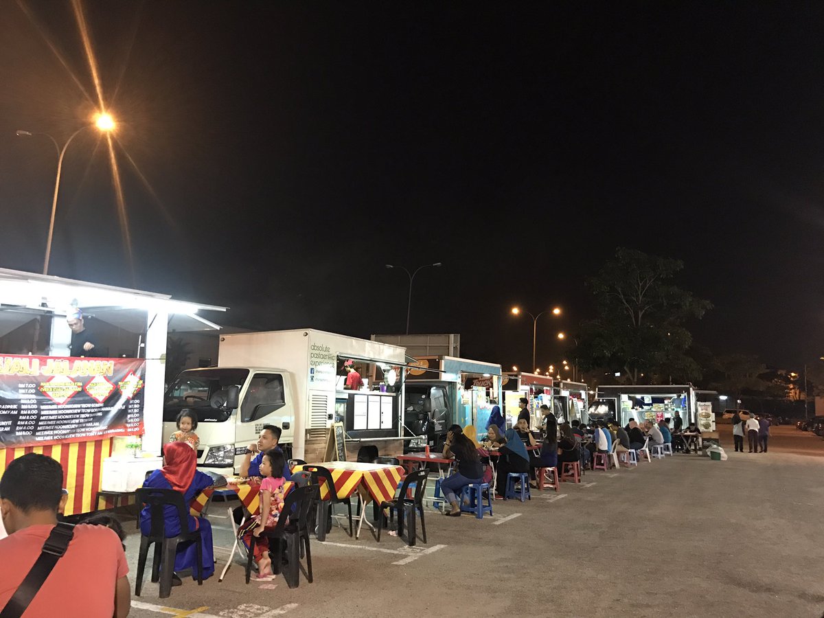 yahyaybj's tweet photo. β keadaan di Terminal FoodTruck Uda sungguh mendapat sambutan.
#jomdatang ke uda (depan RHB)@khalednordin #teamjohor https://t.co/b6Qs3YkwPn
