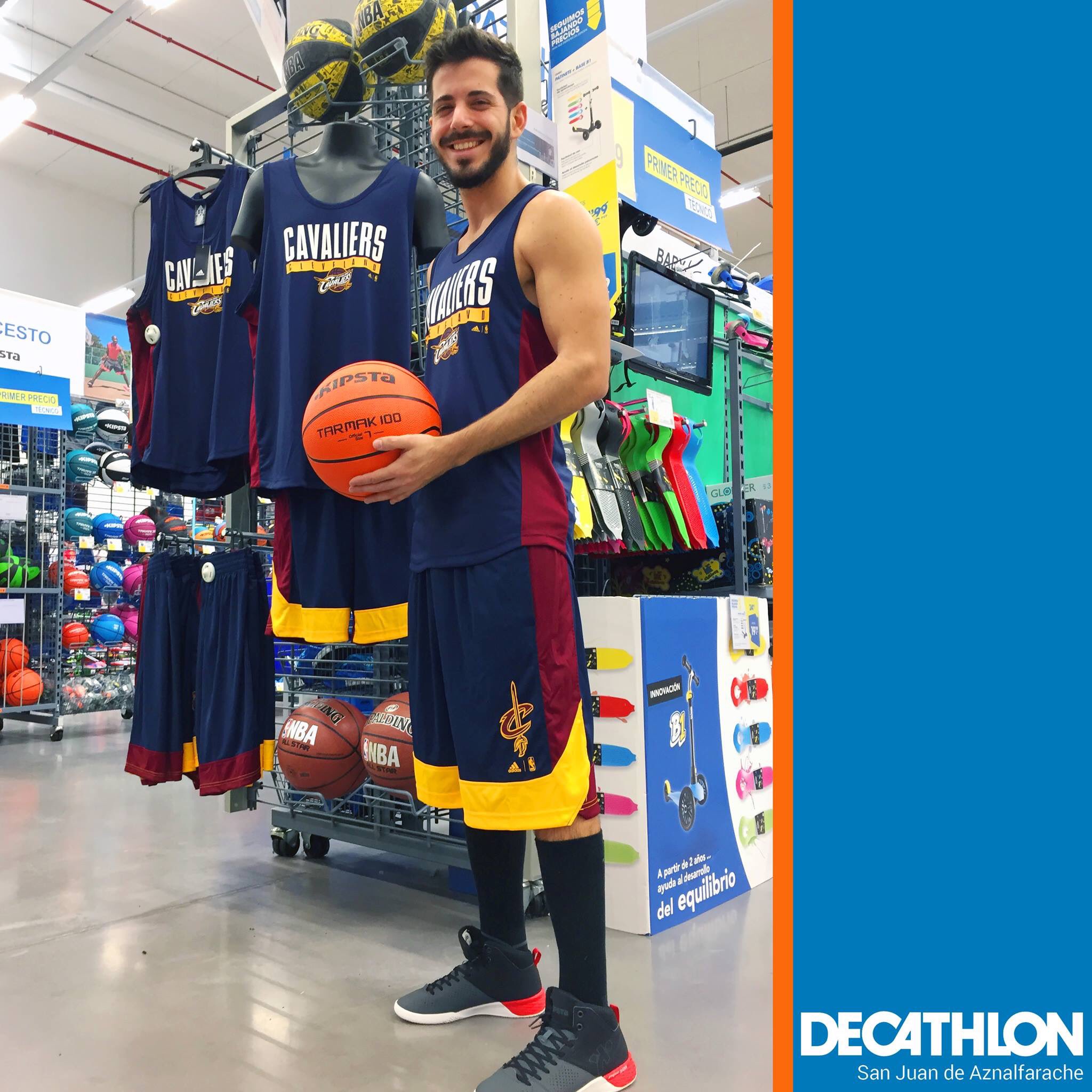 Decathlon San Juan on X Nuestro companero Alvaro nos muestra la seleccion de productos NBA que tenemos en nuestra seccion de Baloncesto https t or95ahh0Fc https t EsOrRIBR24 X