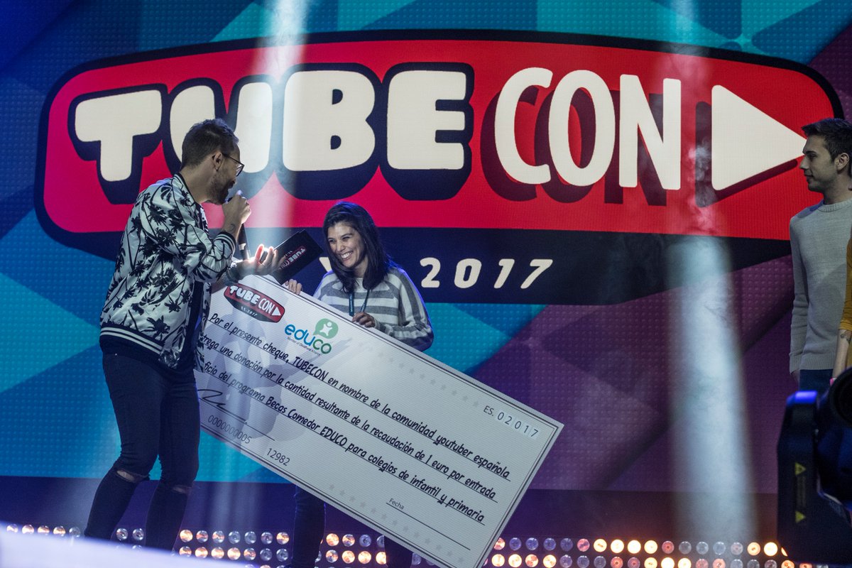 ¡El encuentro más grande de Youtubers con los corazones más grandes! Mil gracias <a href="/TubeconES/">Tubecon España</a> por esta donación para #becascomedor <a href="/macesqui/">Macarena Céspedes</a>