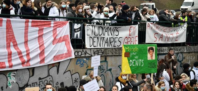 P_etudiant's tweet photo. Plus d'un mois de mobilisation => Les étudiants dentistes en colère contre des "tarifs déconnectés" #DENTger  https://t.co/ps6rDJ7E2g https://t.co/ToCc1b4dBr