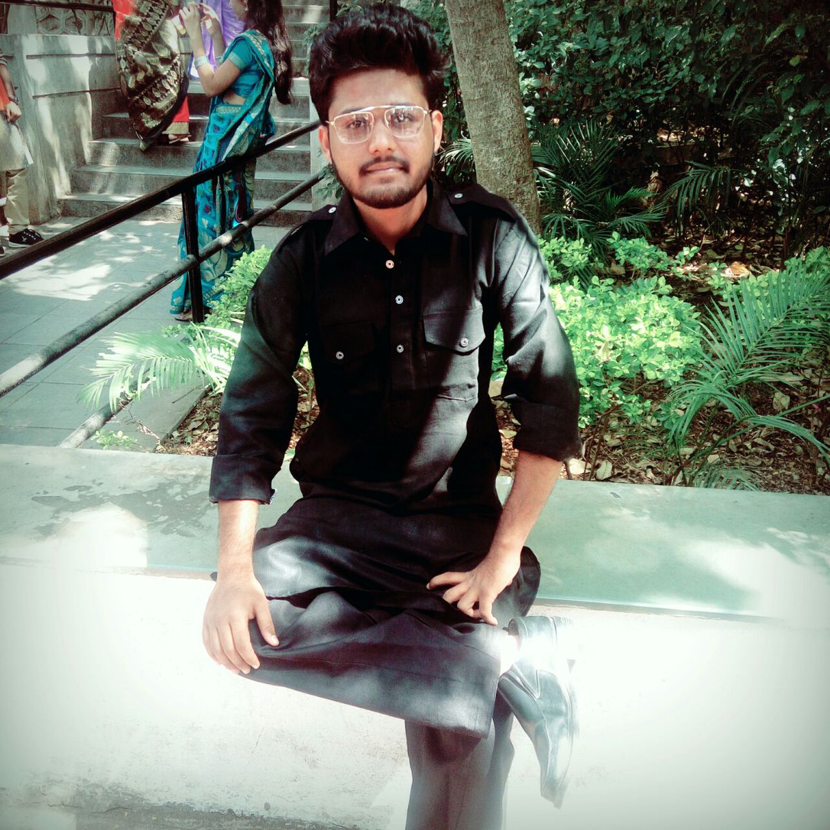 lucky8237's tweet photo. @iamsrk Joh kuch bhi usne kiya maine apni life meincut, copy, paste kiya bas farak itna hai udhar woh star bana aur main uska fan.#raeeslook https://t.co/fJnKY8KP3b
