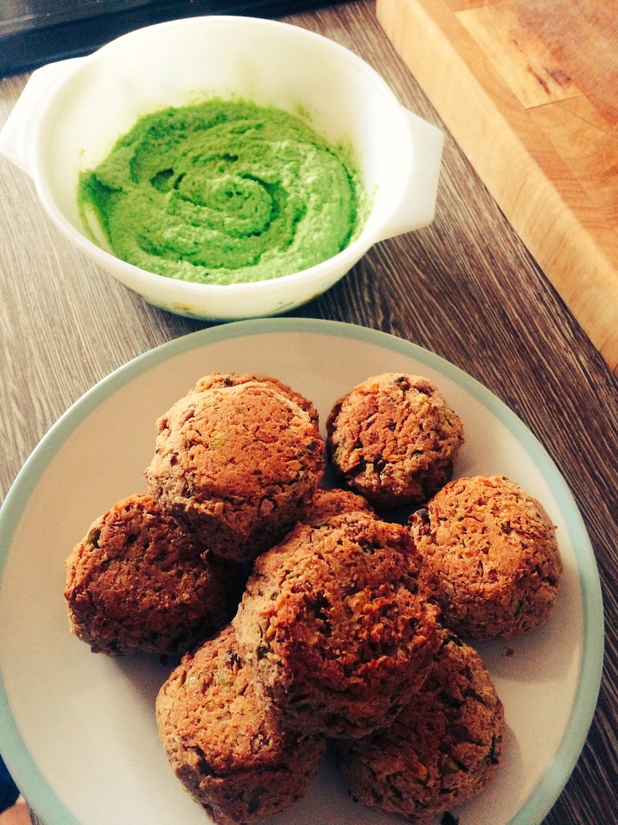 2ChatsAffames's tweet photo. Falafel and pea, broad bean and coriander purée #healthy #yum #vegetarian #middleeasterncooking #bakednotfried https://t.co/oc4GWH4Im3