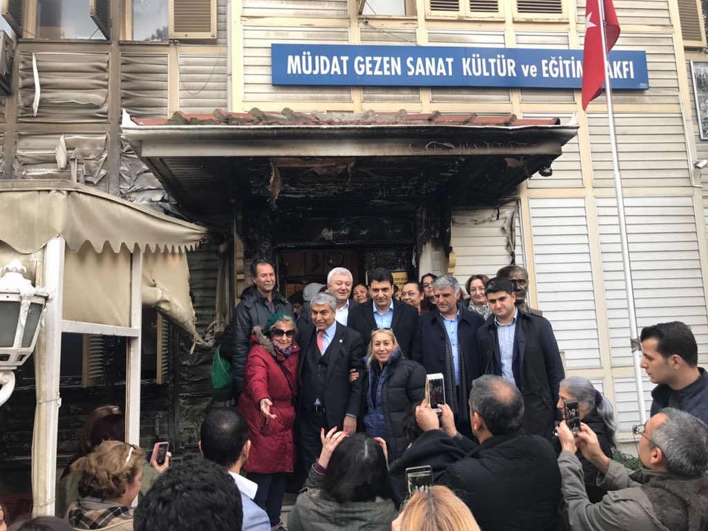 Hiç bir gerekçe şiddeti mazur göstermez, bu saldırıyı kınıyoruz. Peki, CHP'li vekiller neden mutlu?