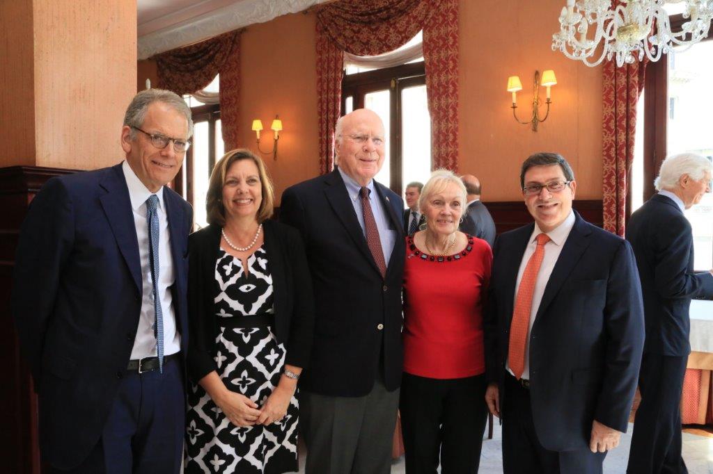 Hoy en encuentro de Ministro Relaciones Exteriores #Cuba Bruno Rodríguez con delegación Congreso #EEUU. Aquí <a href="/SenatorLeahy/">Sen. Patrick Leahy</a> y esposa Marcelle